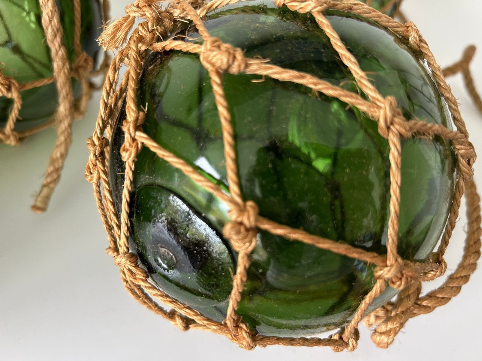 Groene glazen bollen, Ophalen