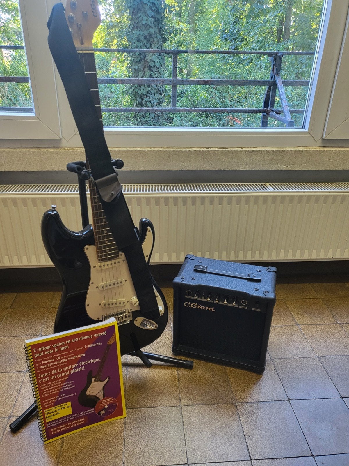 Guitare ampli et livre pour debuter, Musique & Instruments, Enlèvement, Avec ampli