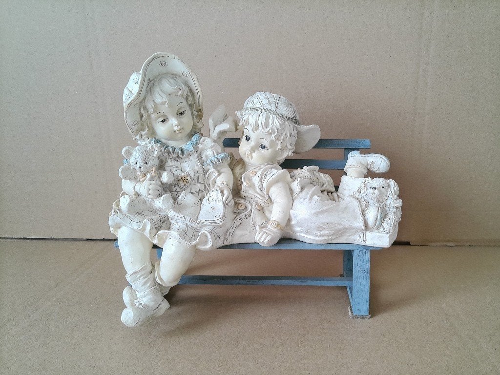 Curiosa beeld jongen en meisje lezend op bank bankje 24cm, Antiek en Kunst, Ophalen of Verzenden