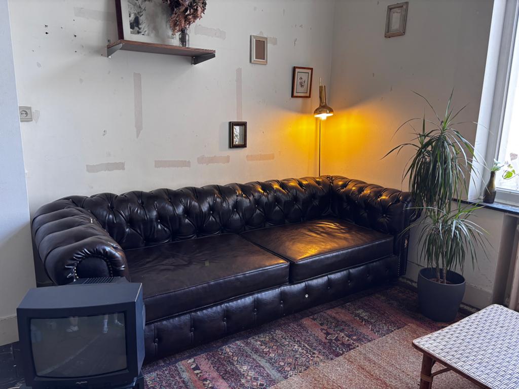 Canapé Chesterfield similicuir ideal pour video / photo, Maison & Meubles, Canapés | Coins salons complets, Utilisé, Enlèvement