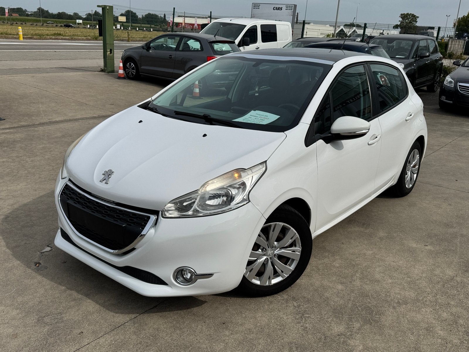 Peugeot 208 1.4L Benzine Met  68000 KLM, Auto's, Euro 5, Zwart, Wit, Bedrijf