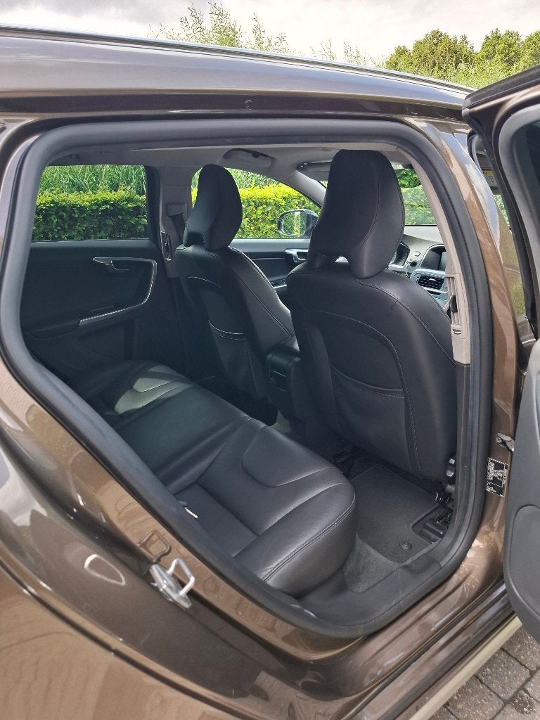 Volvo V60 CC D3 - Momentum - 2016, Auto's, Volvo, Voorwielaandrijving, Dealer onderhouden, 1800 kg, Bluetooth
