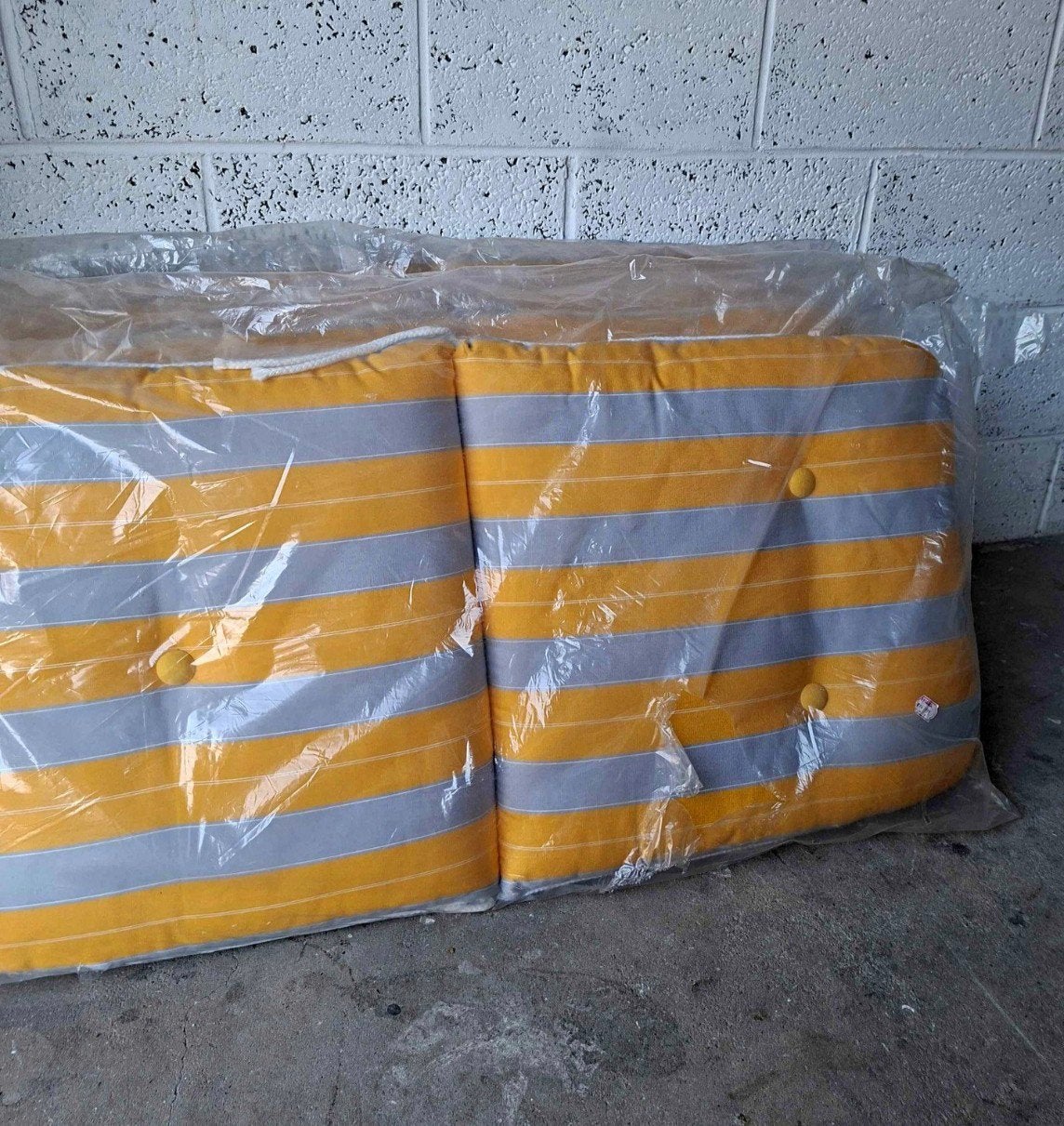 4 coussins, Enlèvement
