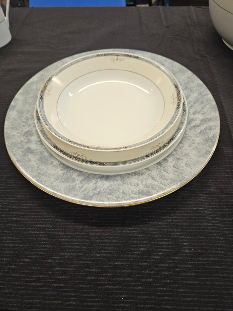 Elégant service en porcelaine de Limoges, Antiquités & Art, Antiquités | Services (vaisselle) pièces, Enlèvement ou Envoi