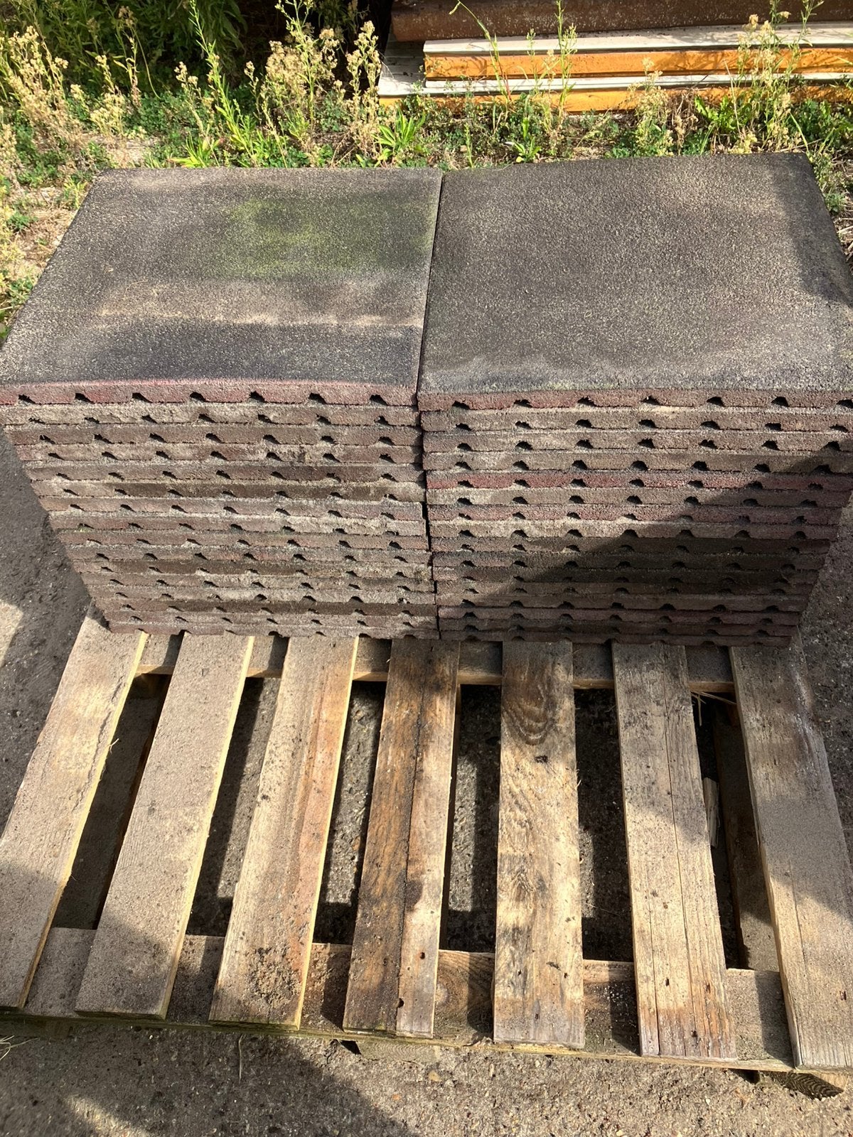 32 vochtdoorlatende rubberen tegels 50x50x3cm