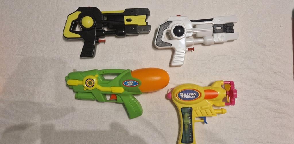 3 pistolets à eau et 1 pistolet à  bulles, Enlèvement