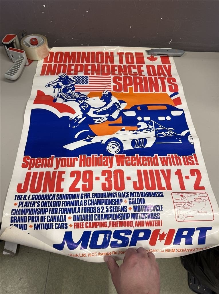 Vintage poster - 70s Dominion & Independence Day Sprint Mosp, Verzamelen, Automerken, Motoren en Formule 1, Ophalen of Verzenden