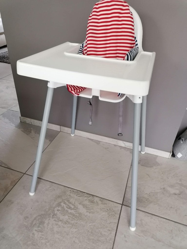 Ikea kinderstoel met verkleinkussen, Kinderen en Baby's, Ophalen, Zo goed als nieuw, Overige typen, Afneembaar eetblad