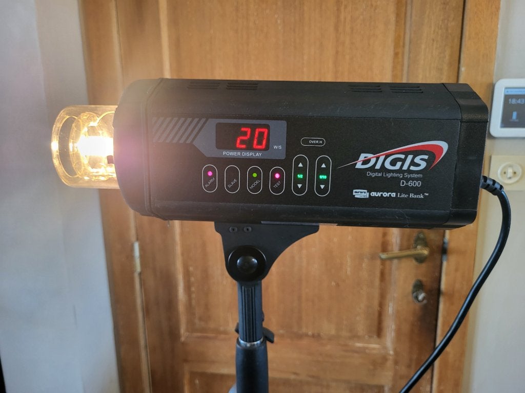 Digis D-600 2x studioflitsen (bowens), Enlèvement ou Envoi, Utilisé, Lampe ou Kit de flash