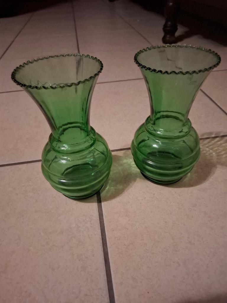 2 lichtgroene vazen met gekartelde rand, Huis en Inrichting, Woonaccessoires | Vazen, Ophalen, Minder dan 50 cm, Groen, Glas
