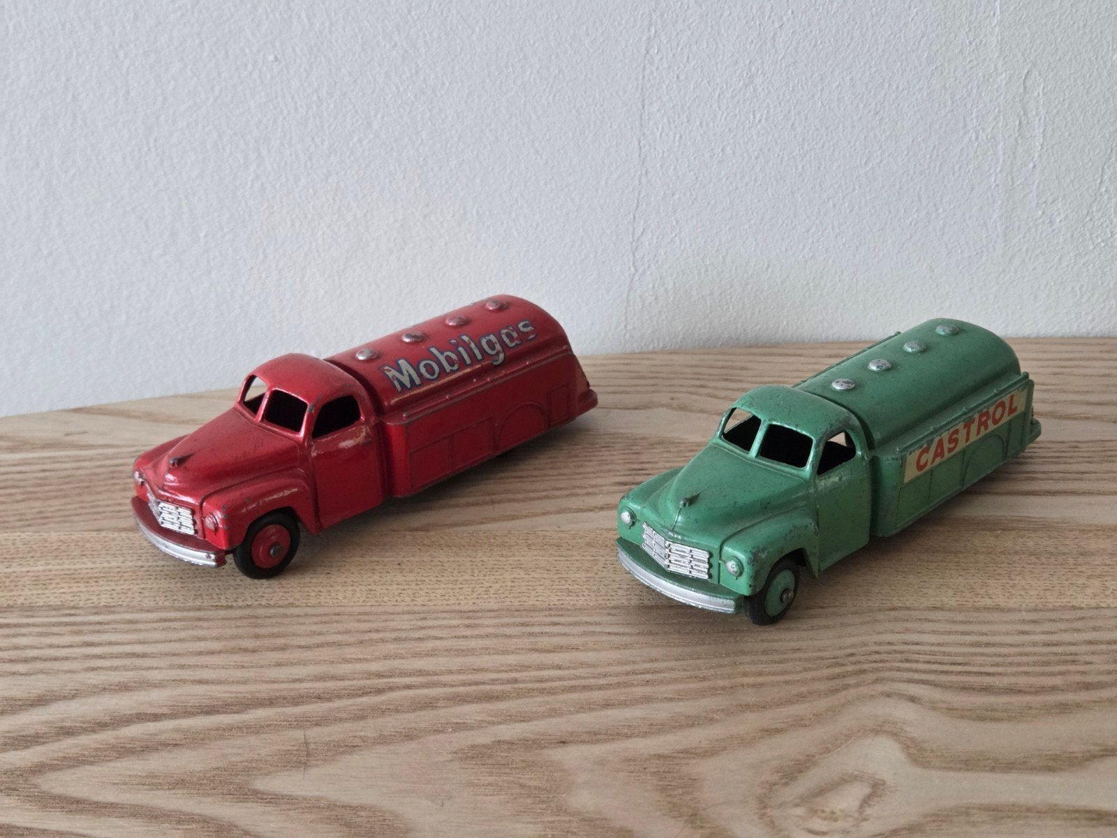 Dinky toys 440 tanker Mobilgas en 441 tanker Castrol, Ophalen of Verzenden, Gebruikt, Bus of Vrachtwagen, Dinky Toys