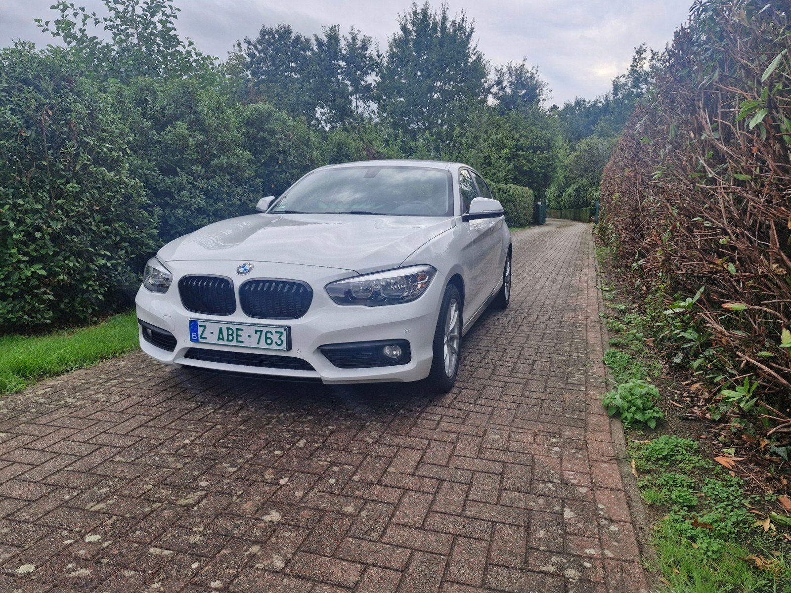 bmw 118i automaat 95dkm 2018 euro6 gekeurd en garantie, Auto's, BMW, Wit, Parkeersensor, 1499 cc, 100 kW