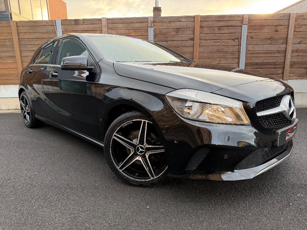 Mercedes-benz A180 AMG pack 1.6i 119.000KM Nieuwstaat, Auto's, Mercedes-Benz, Dealer onderhouden, 4 cilinders, Leder en Stof, Zwart
