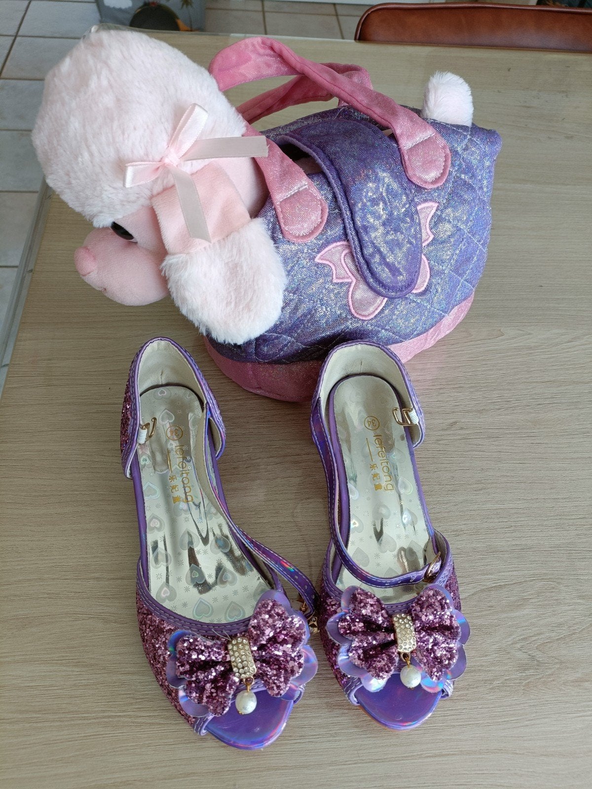 Hak schoenen en hond in handtas, Ophalen