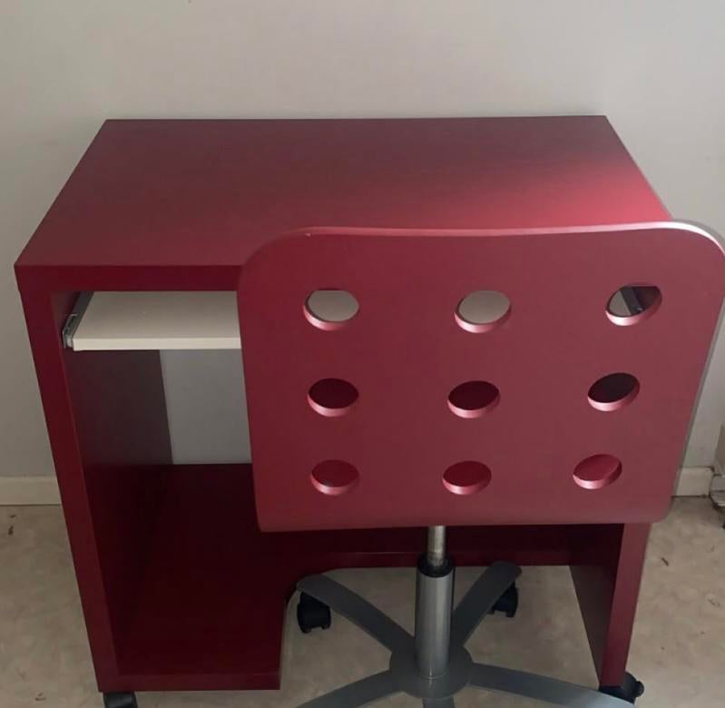 Rode bureau met bijpassende stoel van Ikea., Maison & Meubles, Bureaux, Comme neuf, Enlèvement
