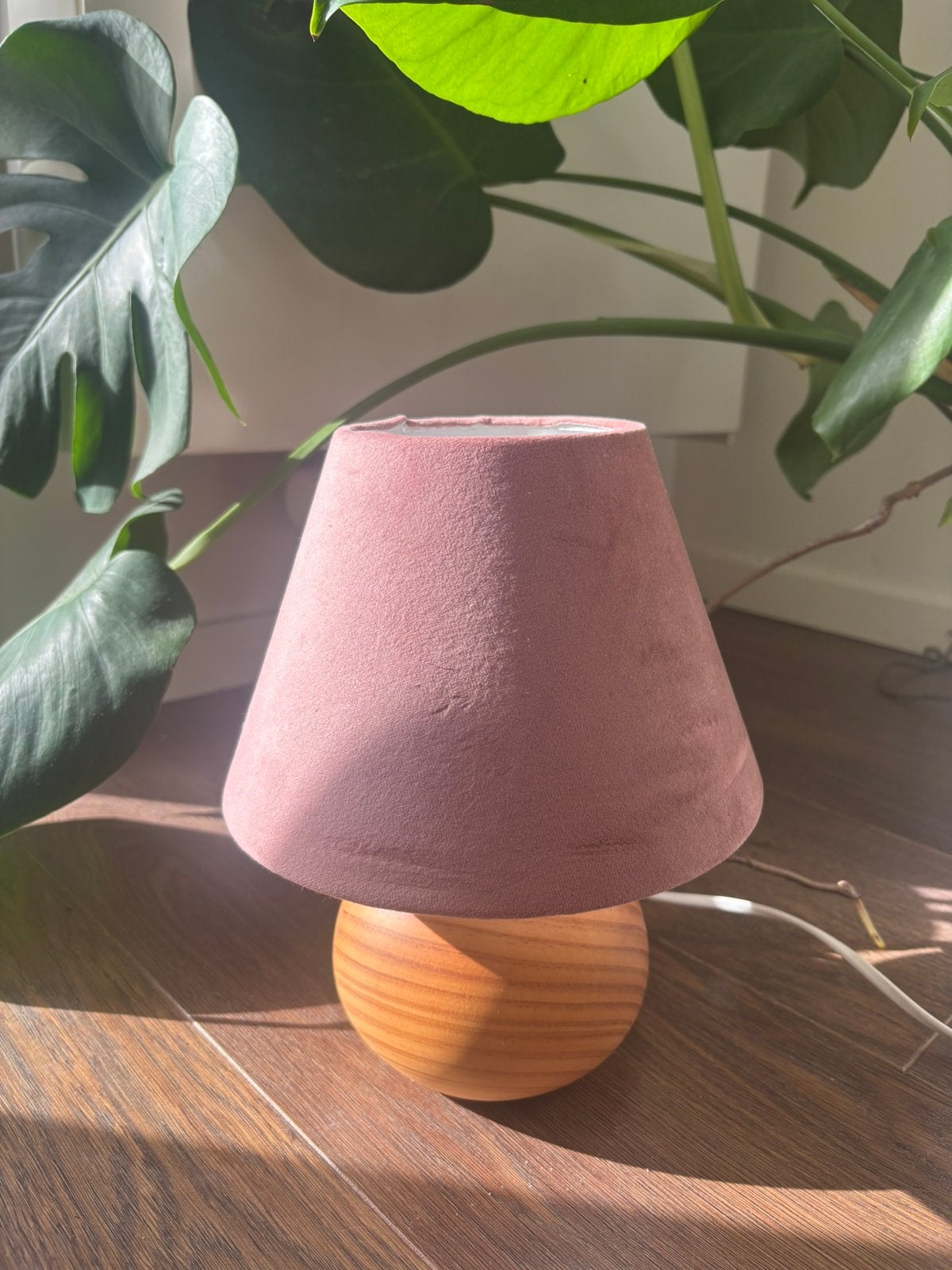 Lampe de chevet pied rond bois & abat-jour velours rose, Maison & Meubles, Rose, Comme neuf, Enlèvement, Lampe de chevet