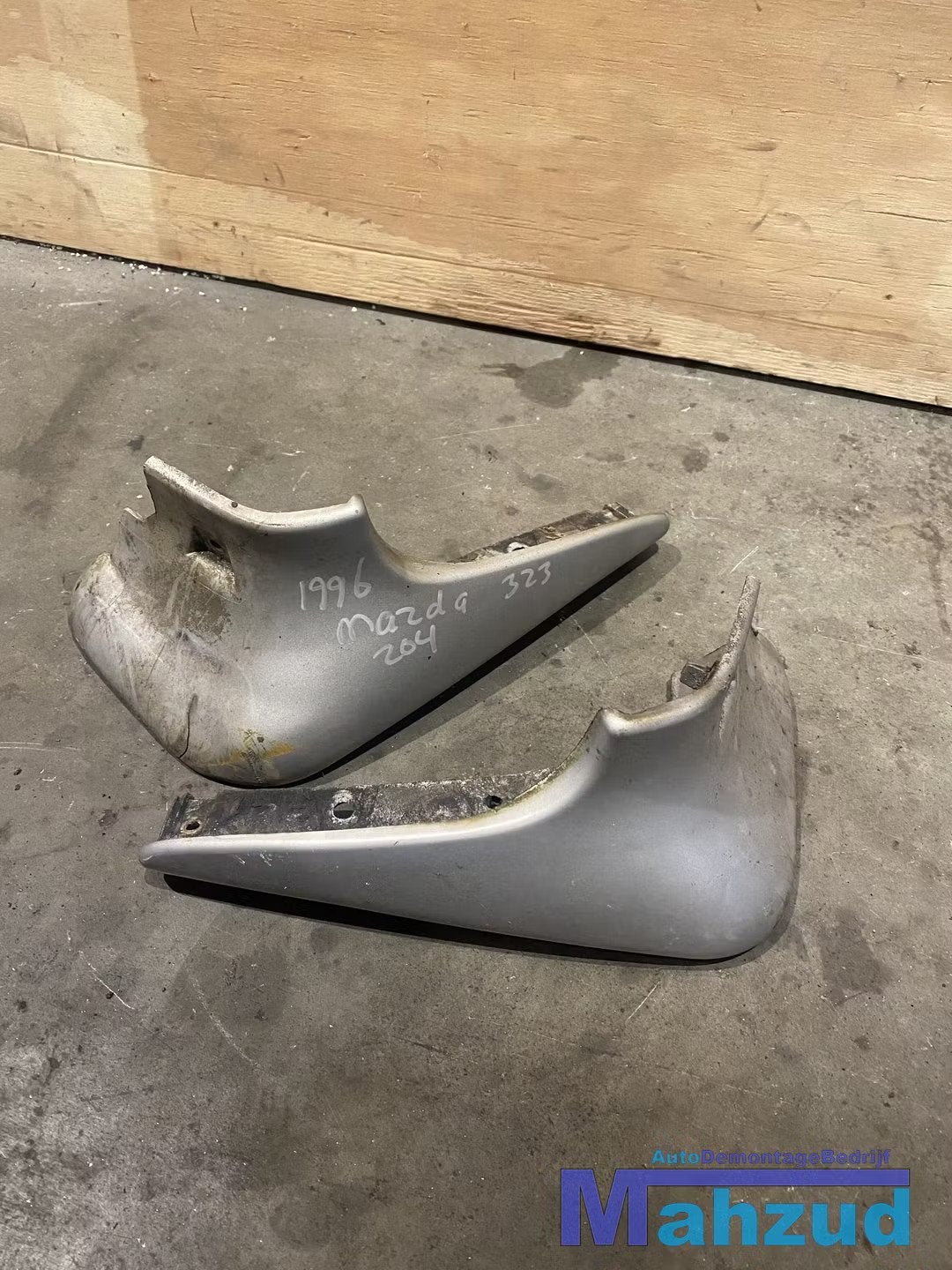 MAZDA 323 F 5 3L ZILVER GRIJS RECHTS LINKS spatlapset voor, Gebruikt, Shinchi, Fuchu-Cho 3-1
730-8670  Hiroshima, Mazda Motor Corporation