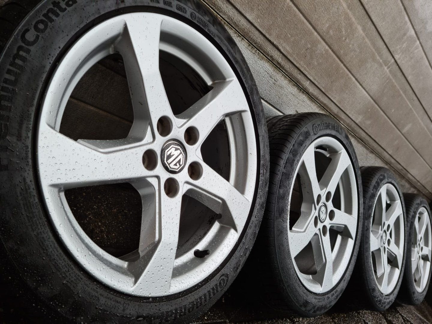 Mooie set 17 inch MG Zs EV 5 velgen Continental zomerbanden, Auto-onderdelen, Gebruikt, -, -, Banden en Velgen