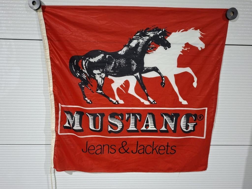 Mustang jeans and jackets nylon flag, nylon vlag, 97 x 93 cm, Verzamelen, Merken en Reclamevoorwerpen, Gebruikt, Ophalen of Verzenden