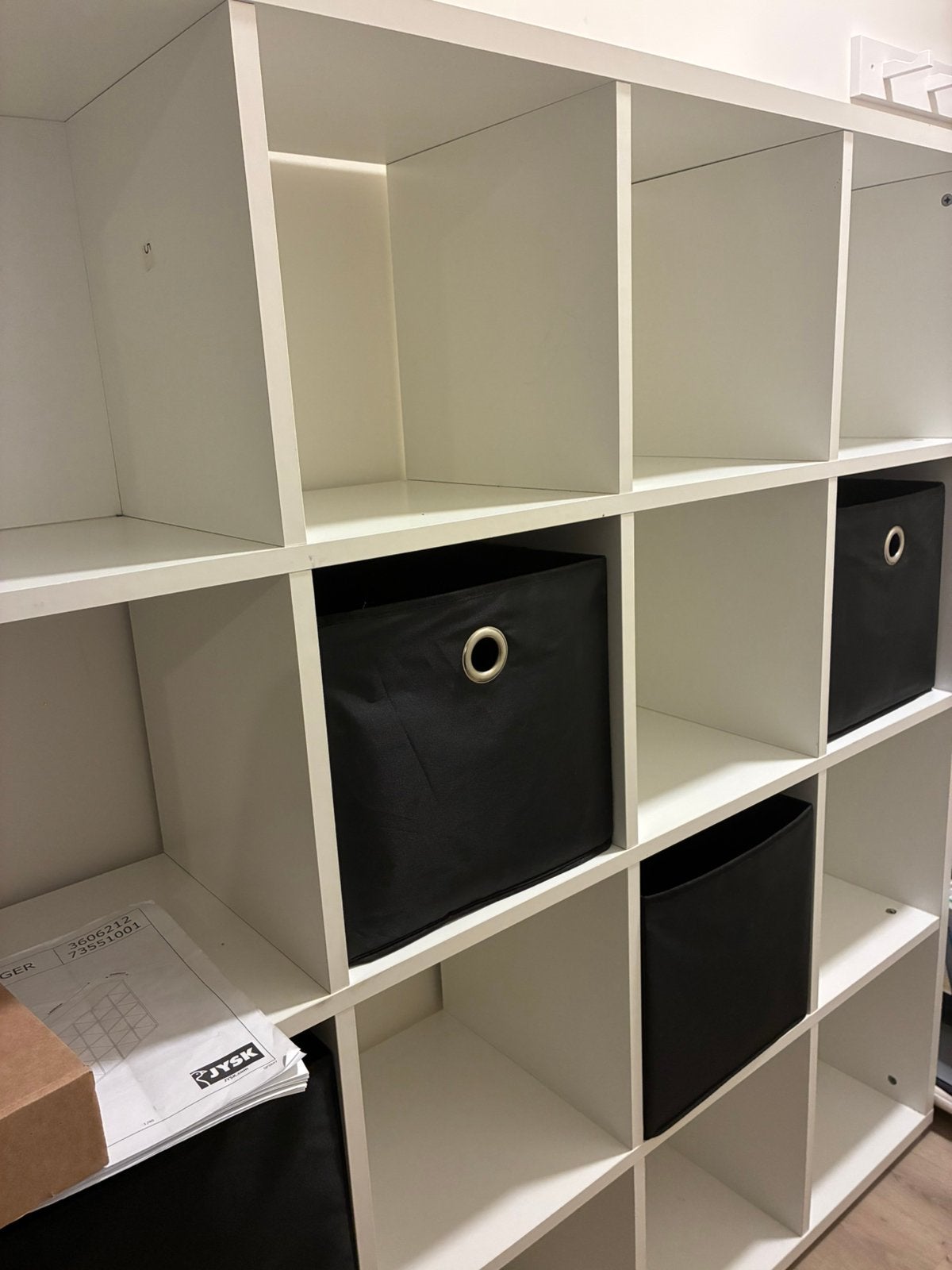 JYSK Kallax 4x4 147x147 et 4 inserts gratuits, 25 à 50 cm, 150 à 200 cm, Comme neuf, Avec tiroir(s)