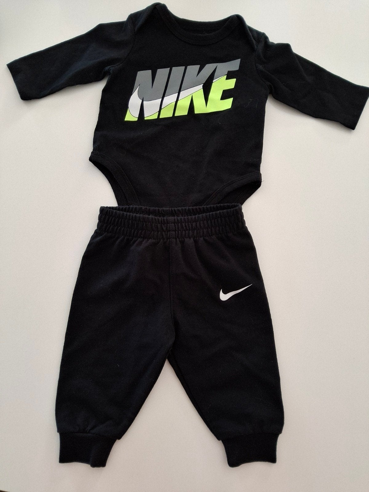 Zwarte onesie - training, Kinderen en Baby's, Babykleding | Maat 56, Jongetje of Meisje, Nieuw, Ophalen of Verzenden, Setje