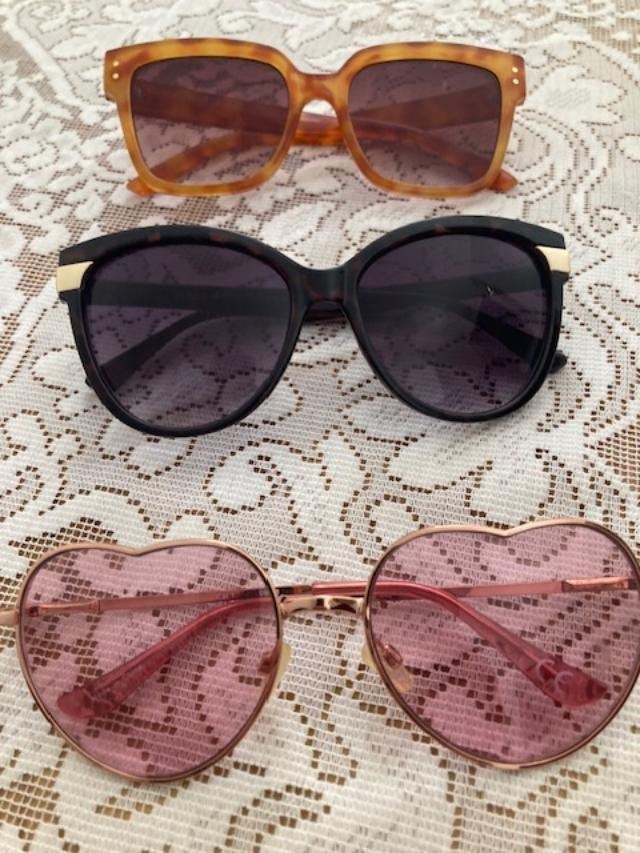 3 lunettes de soleil, Enlèvement