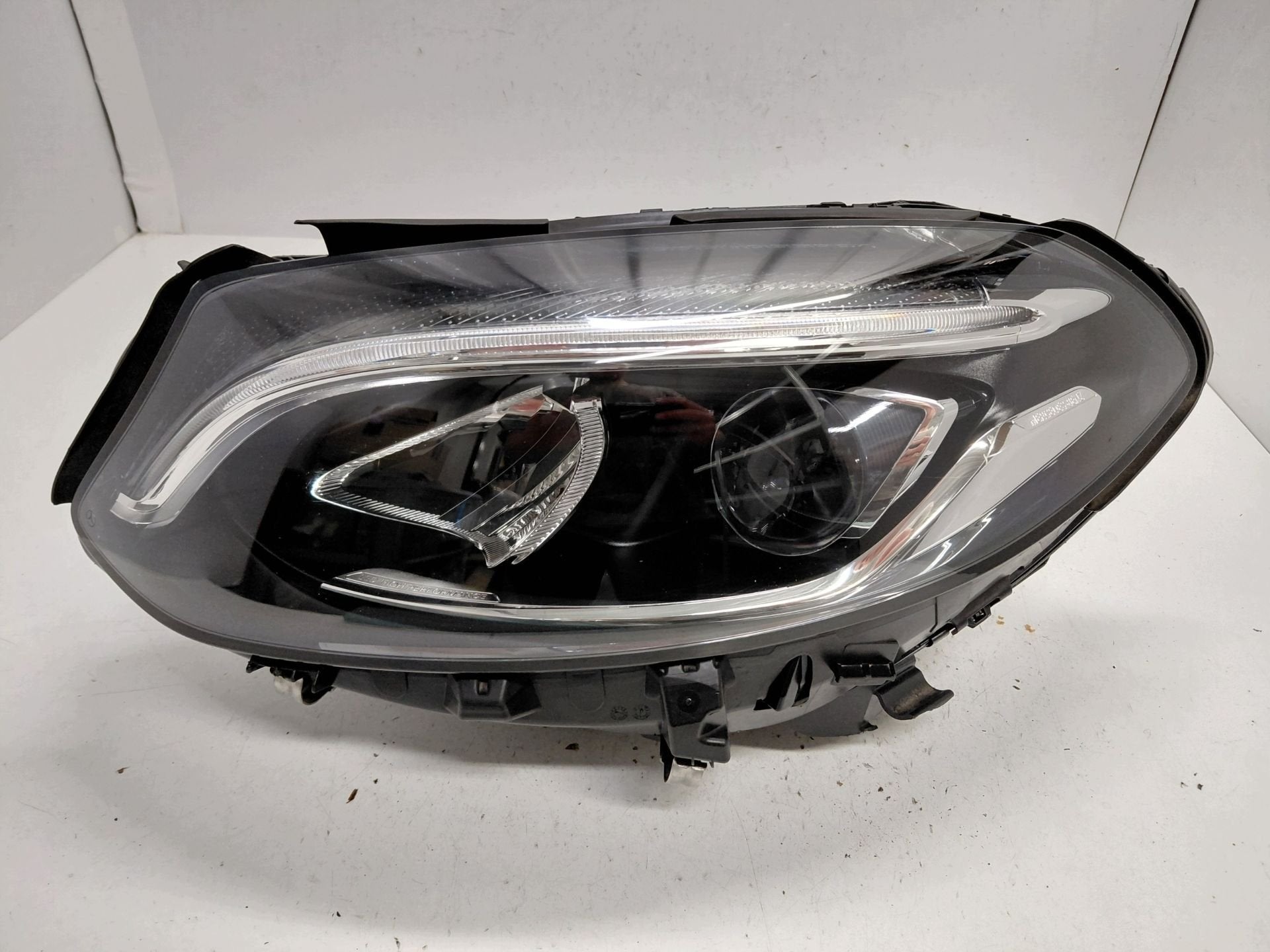 Phare gauche Mercedes Classe B W246 A2469066101, Mercedes-Benz AG, Mercedes-Benz, Utilisé, Mercedesstrasse 120
70372  Stuttgart, DE