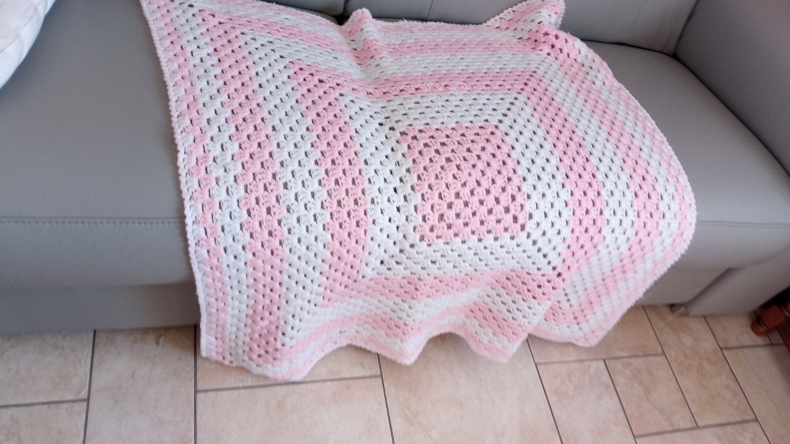 av couverture pour lit bébé rose et blanc taille 84cm 84cm, Enfants & Bébés, Enlèvement ou Envoi, Comme neuf, Fille