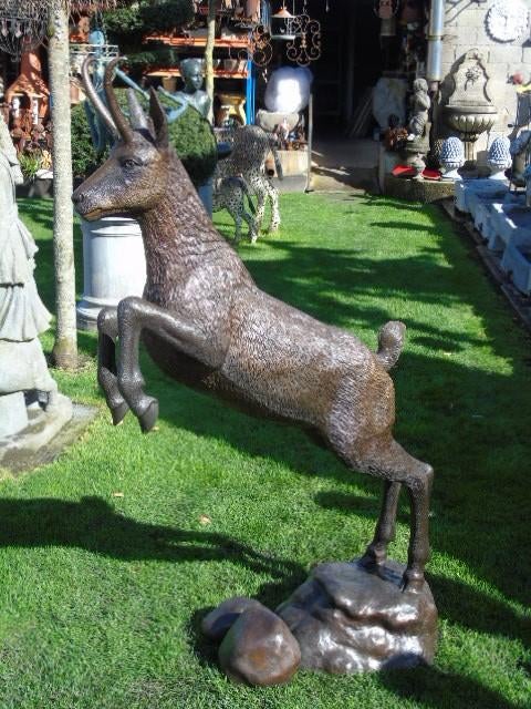 chèvre bouc des montagnes en bronze sur rocher ., Enlèvement, Neuf, Autres matériaux, Animal