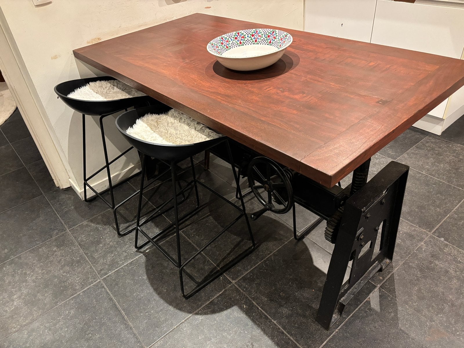 INDUSTRIËLE DESIGNTAFEL STEAMBOAT – HOOGTE VERSTELBAAR, Ophalen, Industrieel luxe retro design, 50 tot 100 cm, Zo goed als nieuw