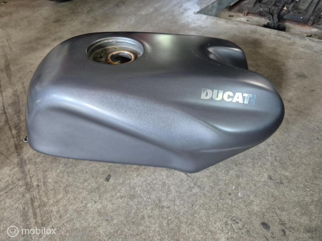 Benzinetank brandstoftank tank 748 916 996 998 SP SPS, Motos, Enlèvement ou Envoi, Factorystore.service@ducati.com, Via Antonio Cavalieri Ducati, 74/5, 74/6, 40132 Bologna BO