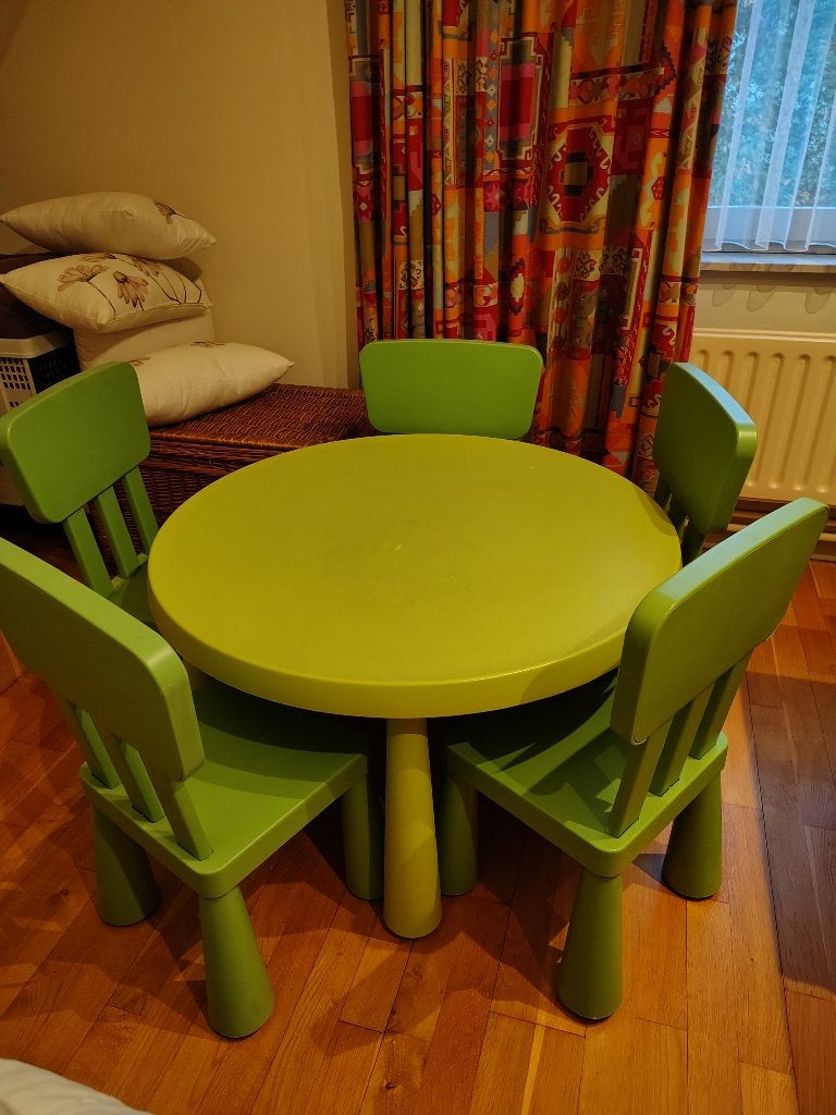 Ikea kindertafel en 5 stoeltjes, Kinderen en Baby's, Ophalen, Gebruikt