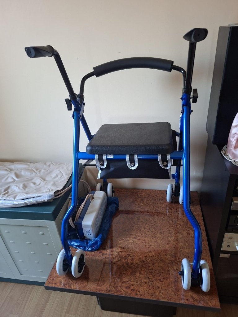 Déambulateur avec assise, Enlèvement, Pliable, Comme neuf