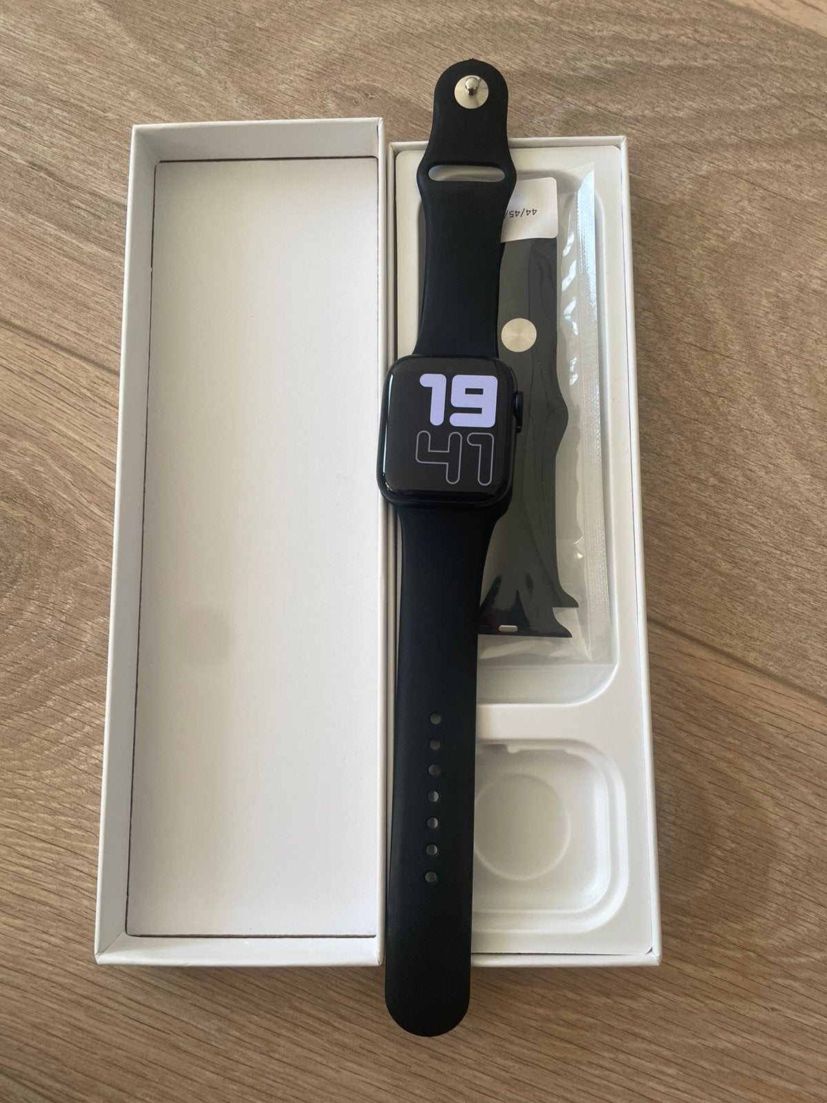 Apple Watch SE 2022 - 44mm, Handtassen en Accessoires, Smartwatches, Zwart, IOS, Nieuw, Ophalen of Verzenden