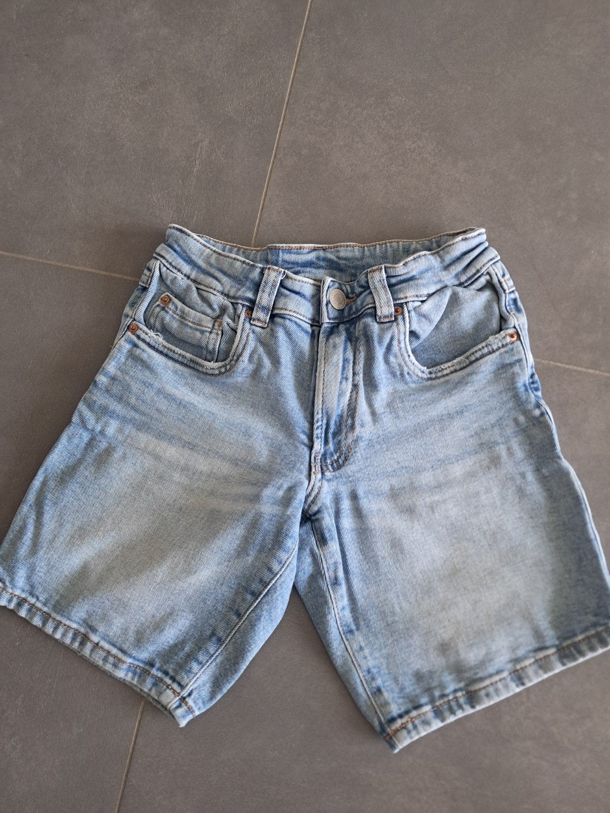 Jeansshort zara 134, Enfants & Bébés, Vêtements enfant | Taille 134, Pantalon, Garçon, Enlèvement ou Envoi, Comme neuf
