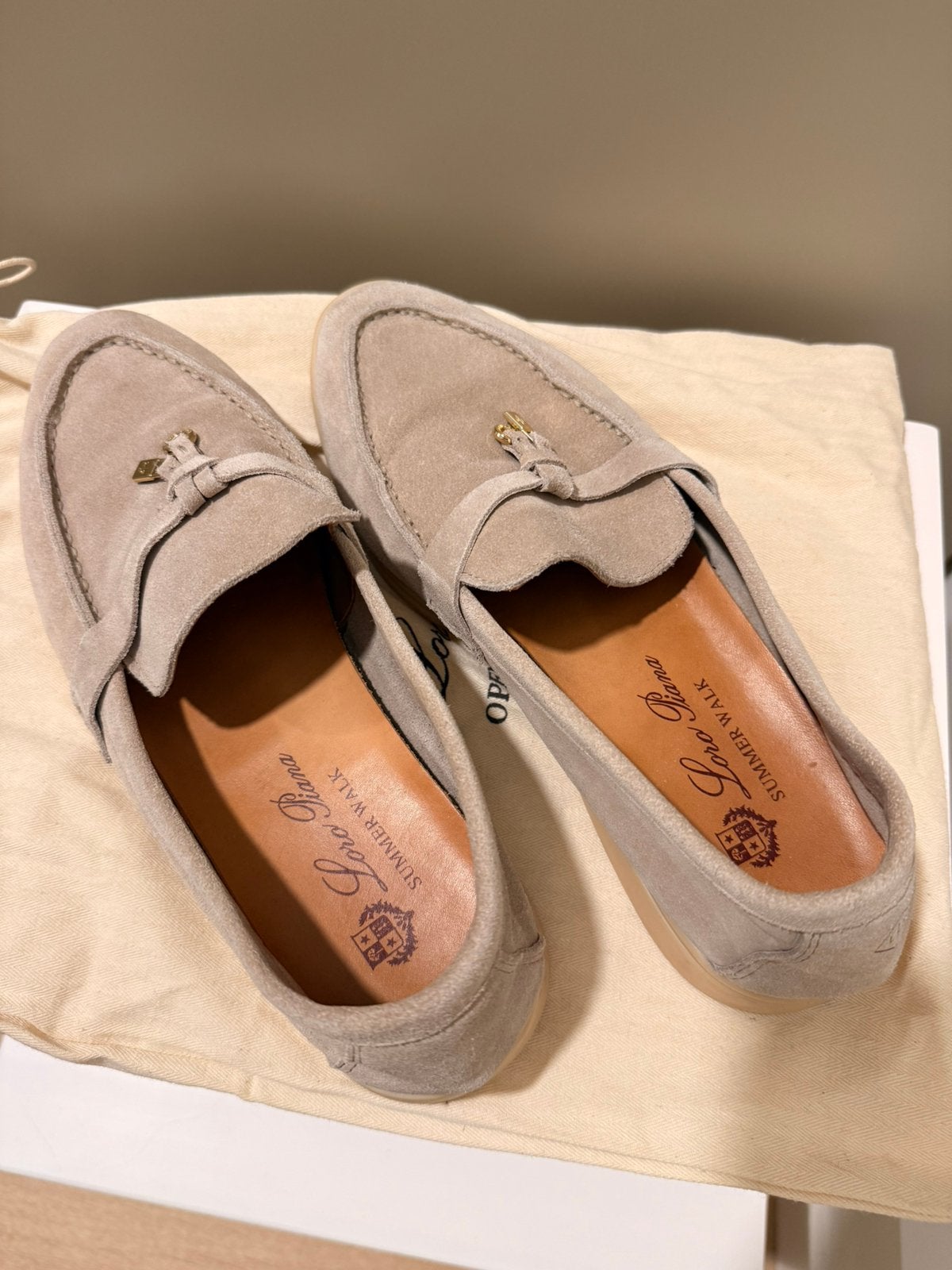 Mocassins en daim, Enlèvement ou Envoi