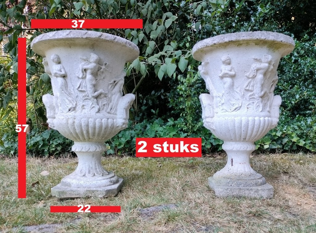 Oude Franse tuinvazen met reliëffiguren. 2 stuks. H. 57cm., Ophalen, Gebruikt