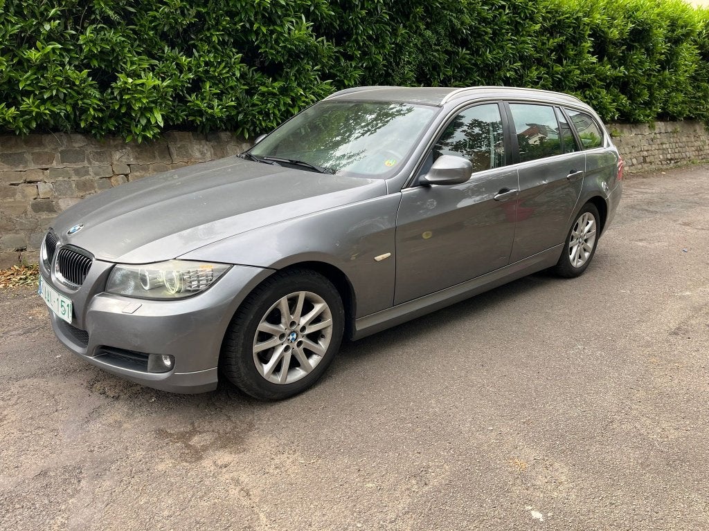 BMW 318 Touring 318iA Exclusive Line, Cuir, Argent ou Gris, Entreprise, https://public.car-pass.be/vhr/d4c2dd4d-5838-4154-90fd-658359e67901