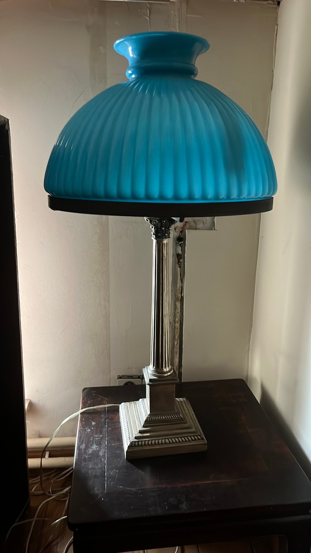 Tafellamp in kolomstijl met turkooisblauwe Opaline kap, Ophalen