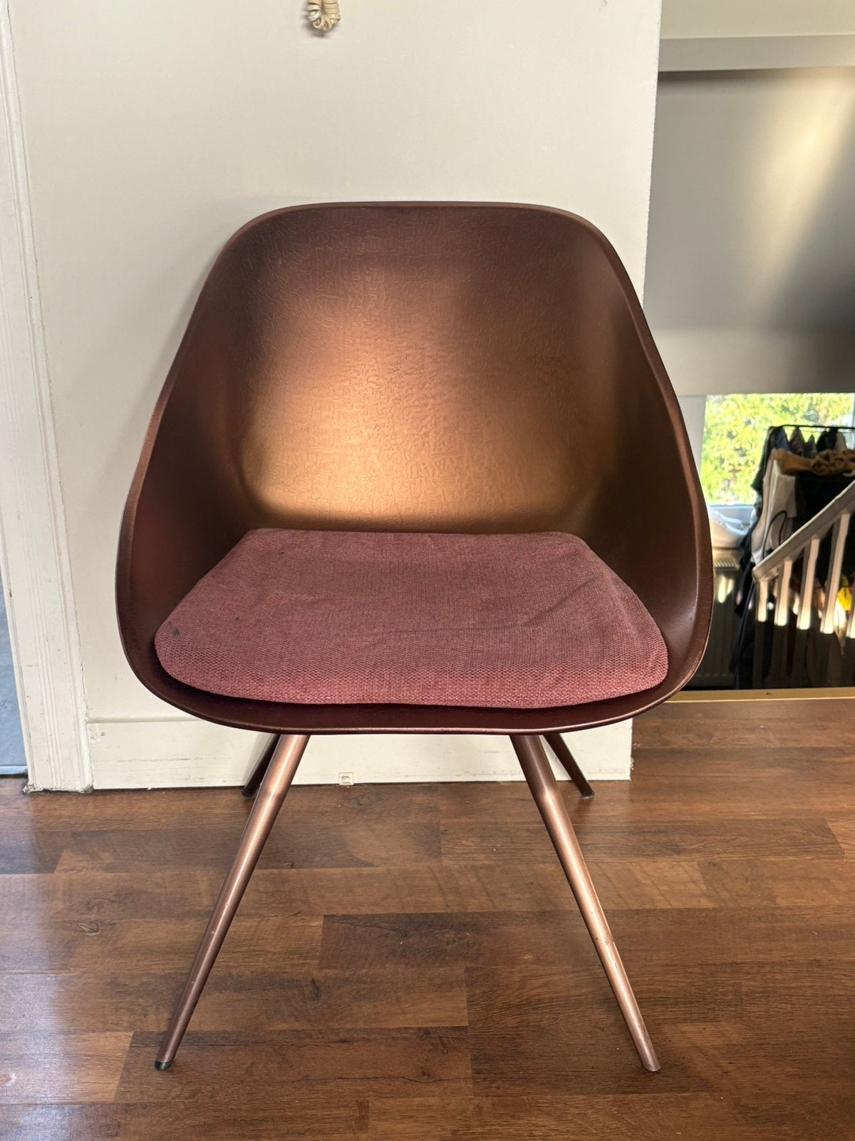 Chaise moderne cuivrée avec coussin rose, Autres couleurs, Synthétique, Enlèvement, Utilisé