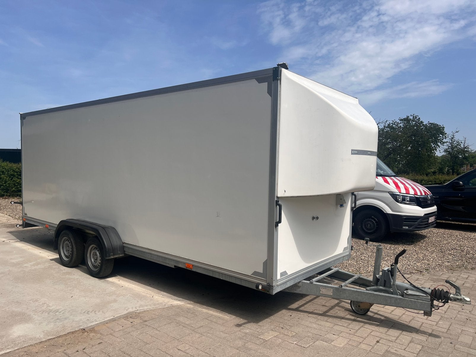 Remorque fermée avec valve de marché 2700 kg. 2 essieux., Autos : Divers, Enlèvement, Comme neuf