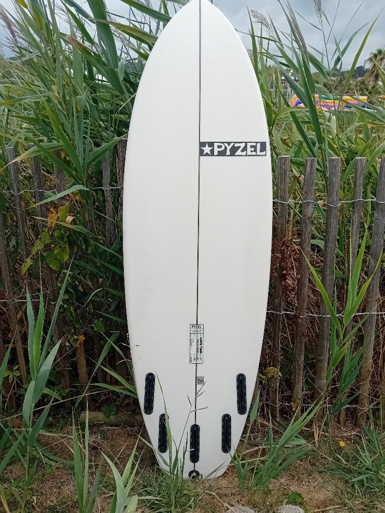 Pyzel White Tiger 5'8 plus quad fins, Watersport en Boten, Ophalen, Zo goed als nieuw, Shortboard, Met vinnen