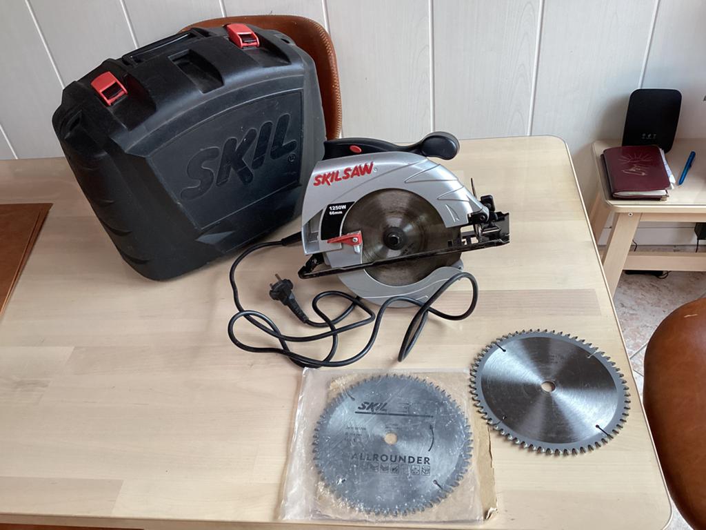 Handcirkelzaag SKIL in koffer en widiabladen, Doe-het-zelf en Bouw, Gereedschap | Zaagmachines, Ophalen, Zo goed als nieuw, Cirkelzaag