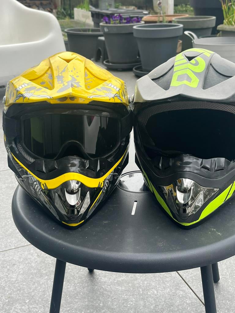 2 valhelmen, Fietsen en Brommers, Ophalen