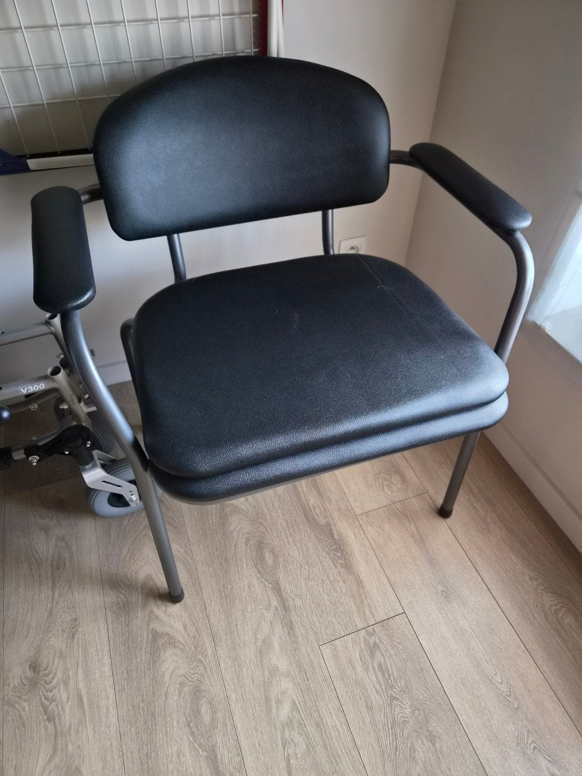 toiletstoel Vermeiren 9062 XL, Diversen, Verpleegmiddelen, Ophalen, Nieuw