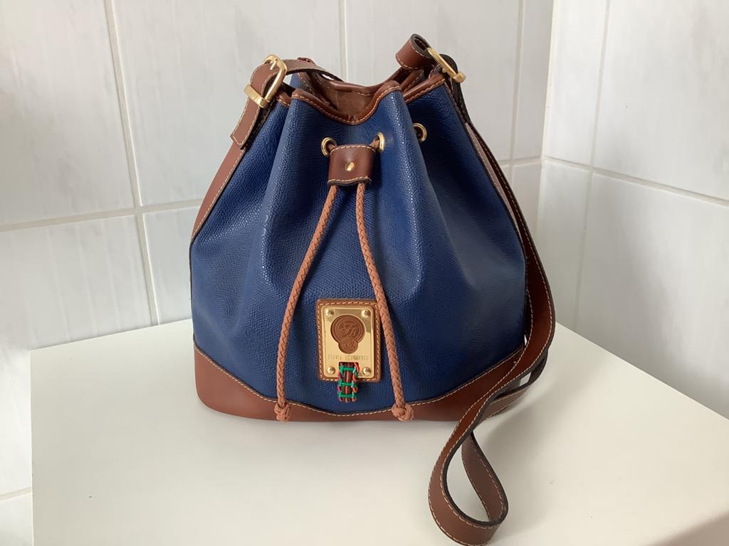 Handtas blauw met verstelbare riem. Francesco Biasia Italië., Handtassen en Accessoires, Tassen | Damestassen, Ophalen of Verzenden