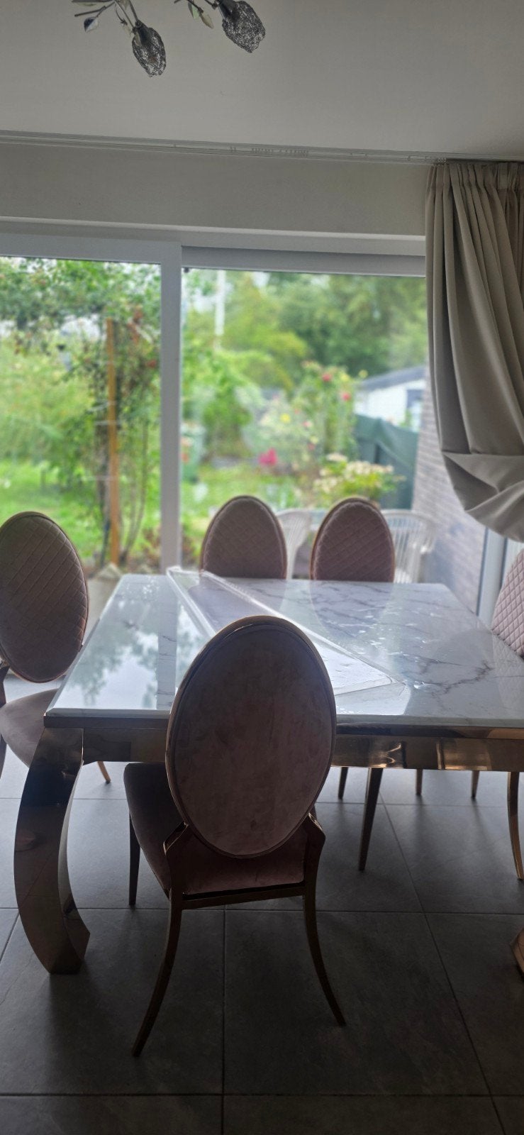 Luxe stenen eettafel met 6 stoelen
Mooie en stijlvolle eetta, Huis en Inrichting, Ophalen