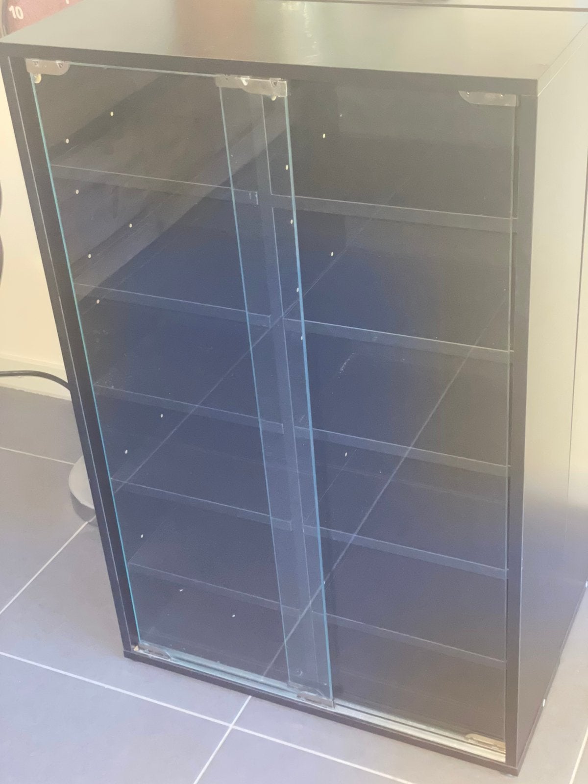 Hang vitrinekast met glazen schuifdeuren, twee beschikbaar, Huis en Inrichting, Ophalen, Met plank(en), 50 tot 100 cm, Minder dan 25 cm