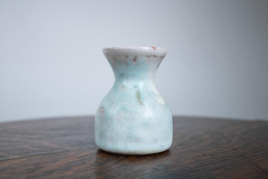 Small Hourglass Like Mobach Pot, Zandloper Potje Wit Blauw, Antiek en Kunst, Ophalen of Verzenden