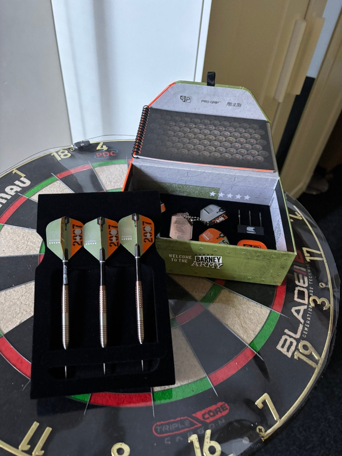 Raymond van Barneveld Legacy, Sport en Fitness, Darts, Ophalen of Verzenden, Nieuw, Pijlen